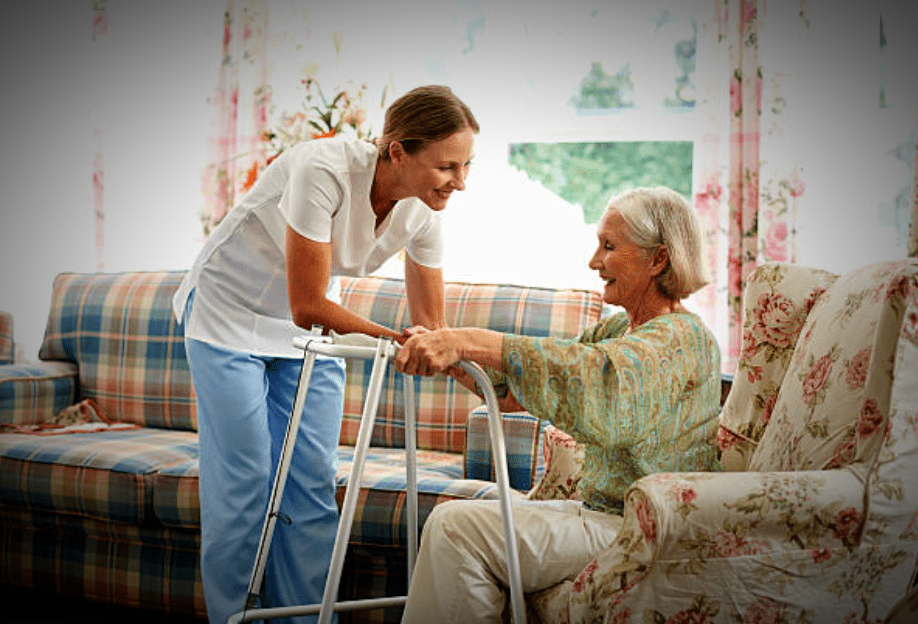 Enfermera asistiendo a persona mayor en una residencia de ancianos