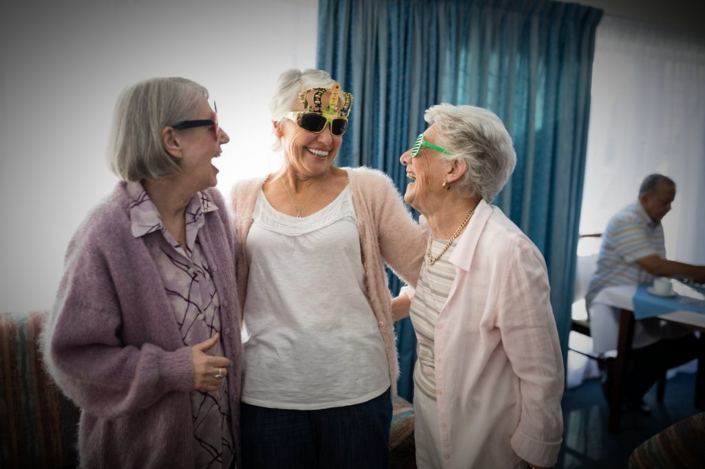 Personas de edad mayor en una fiesta celebrando juntas.